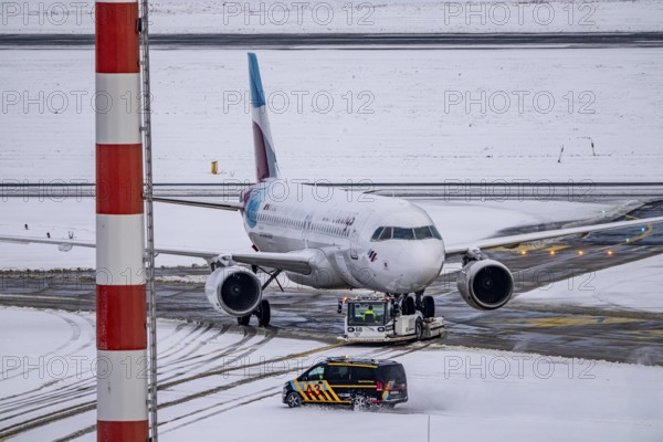 The onset of winter in North Rhine-Westphalia, flight operations are maintained at Düsseldorf Airport with great effort, North Rhine-Westphalia, Germany