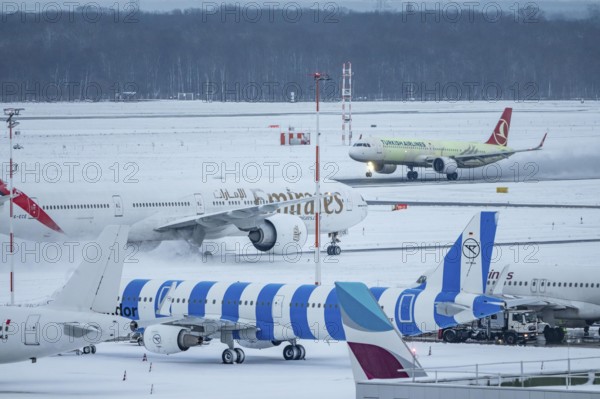 The onset of winter in North Rhine-Westphalia, flight operations are maintained at Düsseldorf Airport with great effort, North Rhine-Westphalia, Germany
