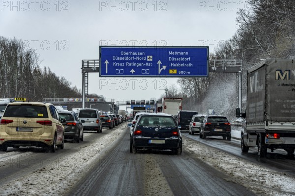 The onset of winter in North Rhine-Westphalia, heavy snowfall, driving on the A3 motorway near Hilden, near AS Düsseldorf/Mettmann, snow-covered roads, traffic is sometimes just slowing down, North Rhine-Westphalia, Germany