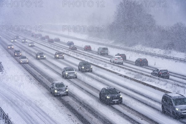 The onset of winter in North Rhine-Westphalia, heavy snowfall, A3 motorway near Hilden, near Ohligser Heide rest area, snow-covered roads, traffic is sometimes just slowing down, North Rhine-Westphalia, Germany