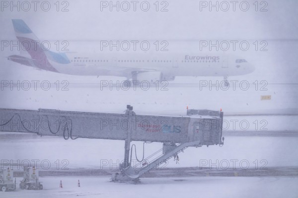 The onset of winter in North Rhine-Westphalia, flight operations were maintained at Düsseldorf airport with great effort, taxiways, runway were freed from snow and ice with many clearing vehicles, aircraft were de-iced in front of takeoff, North Rhine-Westphalia, Germany