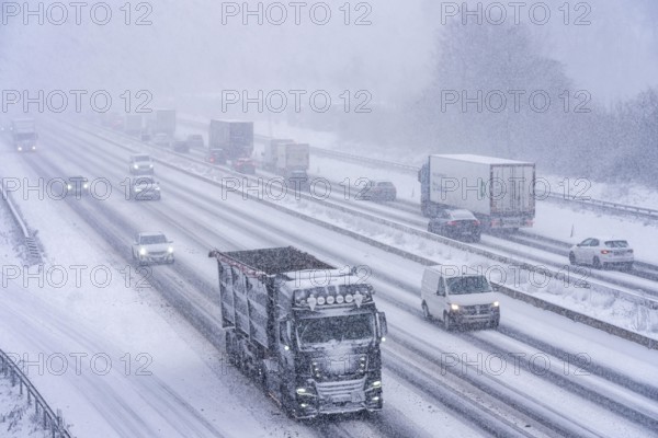 The onset of winter in North Rhine-Westphalia, heavy snowfall, A3 motorway near Hilden, near Ohligser Heide rest area, snow-covered roads, traffic is sometimes just slowing down, North Rhine-Westphalia, Germany