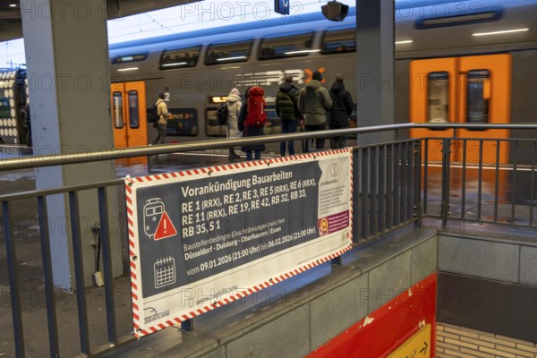 Announcement of restrictions, train cancellations due to construction on the line between Essen, Duisburg and Oberhausen, many regional trains cancelled, RRX, Rhein-Ruhr Express, on the platform at Essen Central Station, North Rhine-Westphalia, Germany