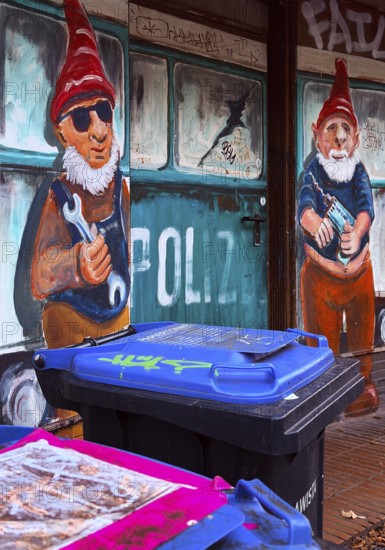 Kiefernstraße, residential street of the left-wing alternative scene with street art on house facades, Düsseldorf, North Rhine-Westphalia, Germany