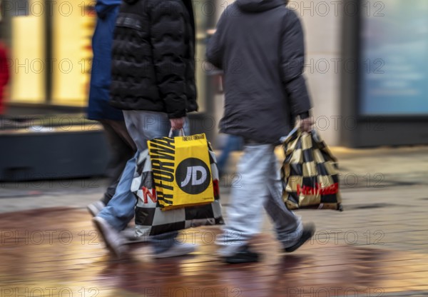 Pedestrian zone, passers-by hurrying, shopping between the years, exchanging, shopping bags, Kettwiger Straße, Essen, North Rhine-Westphalia, Germany