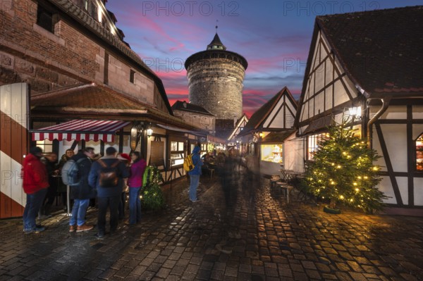 Evening atmosphere in the Handwerkerhof during Advent, the Königstorturm in the back, built around 1550, Nuremberg, Middle Franconia, Bavaria, Germany