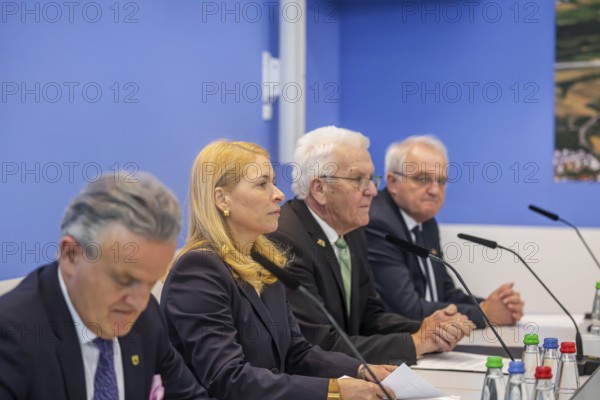 Special meeting of the Stuttgart 21 steering committee: from left Frank Nopper (Mayor of Stuttgart), DB CEO Evelyn Palla, Minister President Winfried Kretschmann, Rainer Wieland (Chairman of the Stuttgart Region Association) . The reason for the crisis meeting was the further delay to the opening date for the billion-euro project. Stuttgart, Baden-Württemberg, Germany