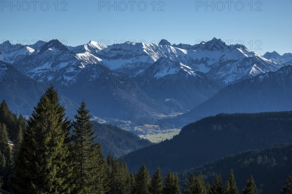 View from the high-altitude hiking trail from Bolsterlanger Horn to Riedberger Horn, snow-capped mountains of the Allgäu Alps, Bolsterlang, Oberstdorf, Oberallgäu, Allgäu, Bavaria, Germany