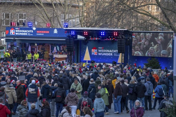 The WDR2 Christmas Miracle, fundraising campaign over 5 days long, non-stop broadcast, 24 hours, by 4 presenters, here the 4th time, this time from Burgplatz in Essen, collecting donations against hunger in the world and for food banks in North Rhine-Westphalia, 15, 644, 256€ were donated, big event with huge reach, North Rhine-Westphalia, Germany