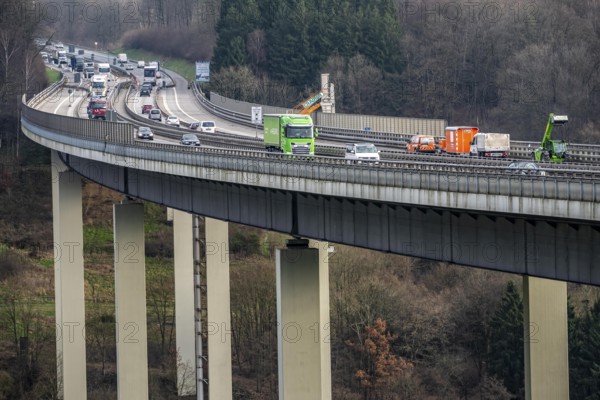 The Wiehl Valley Bridge, A4 motorway, the motorway bridge is considered extremely dilapidated, there is massive damage to the road plate and the main structure of the bridge, repair work below the bridge, traffic only rolls in one lane in each direction, trucks are still allowed to drive there with a maximum of 44 t and must keep a minimum distance of 50 meters, there is a risk of full closure, the bridge is 700 meters long, built in 1970, in Bergische Land, near Weiershagen, belongs to the city of Wiehl, North Rhine-Westphalia, Germany