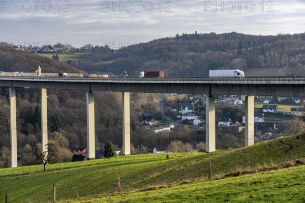 The Wiehl Valley Bridge, A4 motorway, the motorway bridge is considered extremely dilapidated, there is massive damage to the road plate and the main structure of the bridge, traffic only rolls in one lane in each direction, trucks are still allowed to drive there with a maximum of 44t and must keep a minimum distance of 50 meters, there is a risk of full closure, the bridge is 700 meters long, built in 1970, in Bergisches Land, near Weierberg Shagen, belongs to the city of Wiehl, North Rhine-Westphalia, Germany