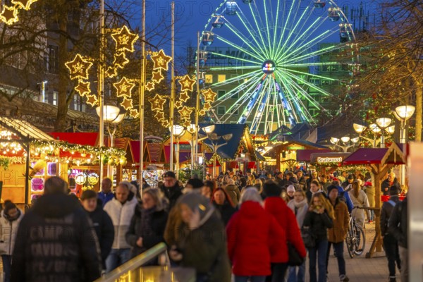 Christmas market in downtown Duisburg, Königstraße, Ferris wheel, North Rhine-Westphalia, Germany