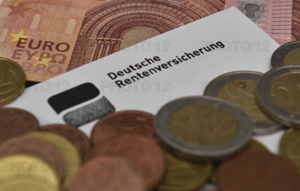 German pension insurance calculates the pension, euro, banknotes, coins