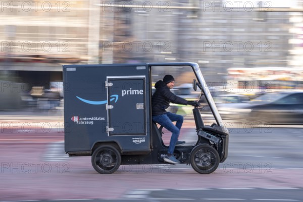 E-cargo bike, e-cargo bike delivery vehicle, pedal drives with e-motor assistance, from the mail-order company Amazon, from a micromobility center near Alexanderplatz, the electric mini transporters in the inner city area deliver over 1.5 million parcels annually, the manufacturer of the e-cargo bikes is the German company Mubea, from Sauerland, Germany