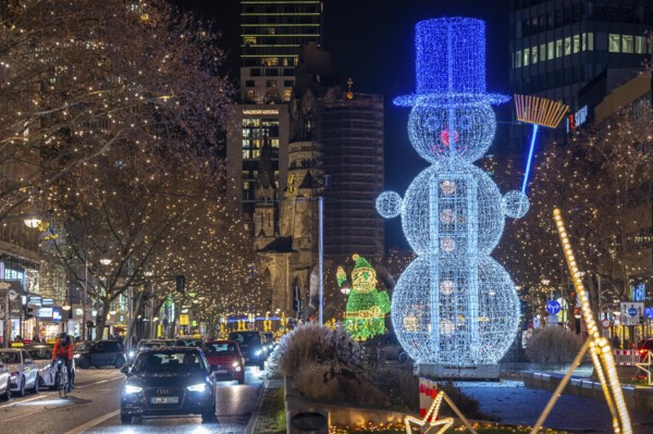 Christmas decoration, light decoration, in Berlin, Tauentzienstraße, view of the Memorial Church on Breitscheidplatz, Christmas market, Germany