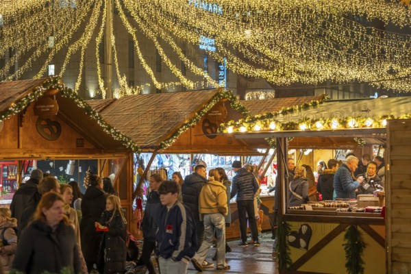 Pre-Christmas time, visitors to de, Christmas market in downtown Essen, on Kennedyplatz, the market is already opening in mid-November, Christmas lights, Essen Light Weeks, North Rhine-Westphalia, Germany