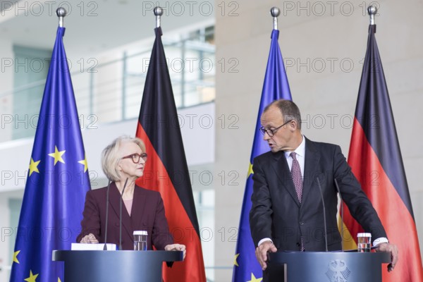 Prof. Dr. Monika Schnitzer (Chair of the Council of Experts) and Friedrich Merz (Federal Chancellor of the Federal Republic of Germany, CDU) handing over the 2025/2026 annual report entitled Creating prospects for tomorrow - do not squander opportunities from the Council of Experts to review macroeconomic development in the Federal Chancellery on 12.11.2025