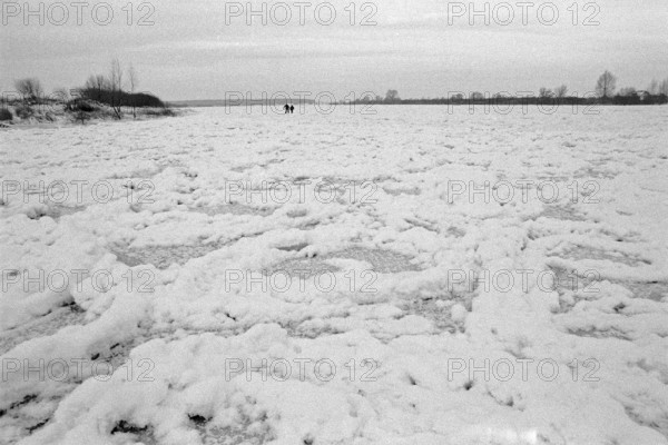 People walk across ice rink, frozen Elbe, Bleckede, Lower Saxony, Germany, January 03, 1997, vintage, retro, old, historic