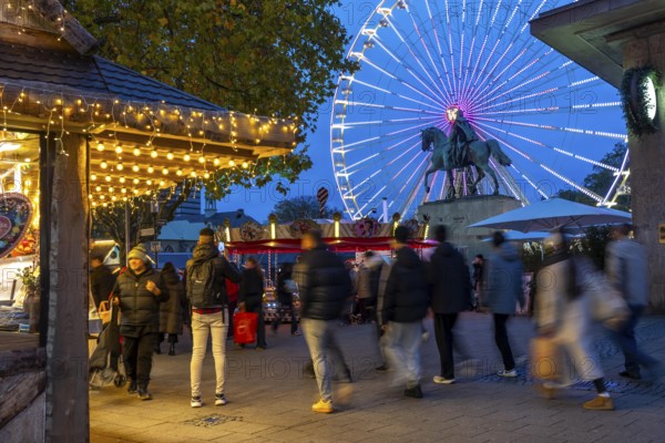 Full city center, shopping street, Kettwiger Straße pedestrian zone in Essen, first takeaways and stalls, even in front of the opening of the Christmas market, Ferris wheel, carousel, Christmas lights, North Rhine-Westphalia, Germany
