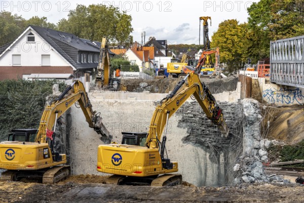 Demolition of an old road bridge, Weierstraße, then new construction of the bridge for the three-track conversion, to extend the Emmerich-Oberhausen railway line, including 47 new bridge structures being built or adapted, the old bridges being replaced by new buildings, for people and especially for freight traffic, extension of the Dutch Betuwe line from the port of Rotterdam, part of the European freight corridor Rotterdam-Genoa, 1300 km long, Oberhausen, North Rhine-Westphalia, Germany