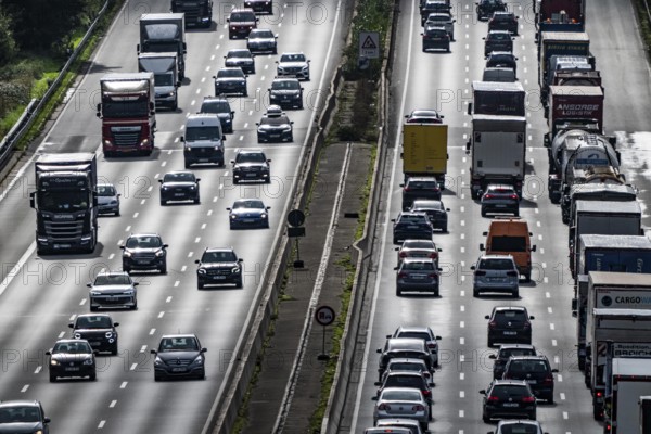 Traffic jam on the A3 motorway between the Hilden junction and the Mettmann junction, view to the south, traffic jam due to construction work, North Rhine-Westphalia, Germany