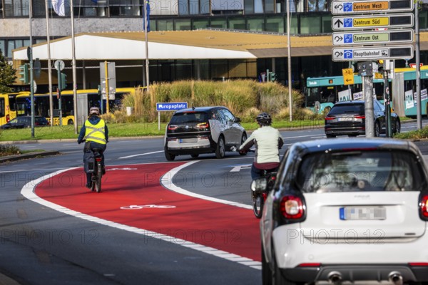 Cycle path, cycle lane, marked in red to draw the attention of motorists to the cycle path, between 2 lanes, Huyssenallee, in front of Europaplatz, in the city centre of Essen, North Rhine-Westphalia, Germany