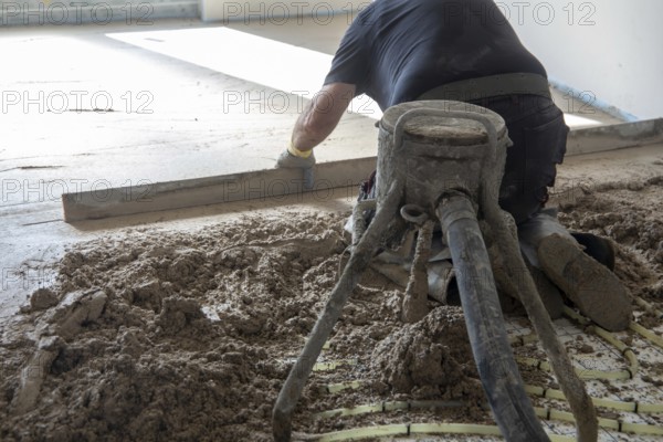 Delivery and installation of flowing screed in new buildings
