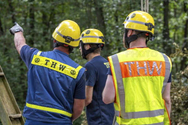 Construction of a temporary bridge over a slipped road crossing a stream, by the bridge construction section of the THW, 18 metre long steel bridge of the Krupp-D type, is assembled in around 8 hours, large-scale exercise FÜLEX25 lasting several days, of the THW North Rhine-Westphalia regional association, over 3500 volunteers from the 127 North Rhine-Westphalia local associations practise on 4 weekends, many different deployment scenarios