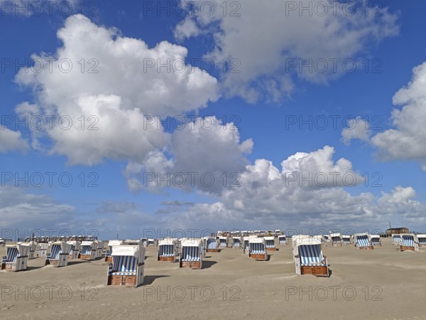 Sand drifts on the North Sea beach, blue sky, white clouds, summer, sun, sand, beach chairs, on the edge of the UNESCO World Heritage Site, Ording, Sankt Peter-Ording, Schleswig-Holstein, Germany