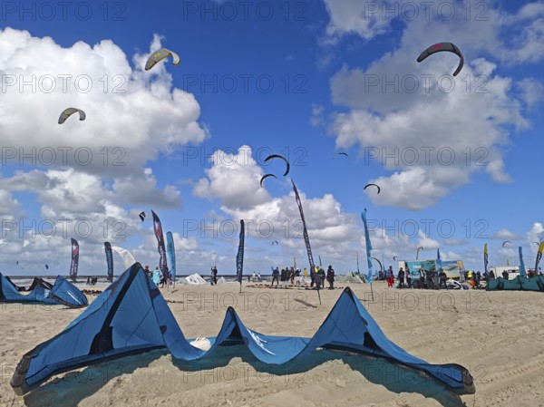 California kitesurfing Masters 2025, kitesurfing on the North Sea beach on the edge of the UNESCO World Heritage Wadden Sea, sports competition, flags, strong wind, high swell, whitecaps, summer, sun, blue sky, white clouds, Ording, Sankt Peter-Ording, Schleswig-Holstein, Germany
