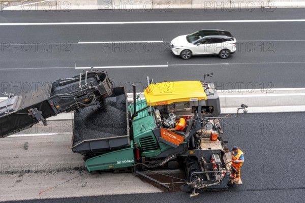 Rehabilitation of the A52 motorway near Essen, an 8 km long section between the Essen-Kettwig junction and the Essen-Ost motorway junction was completely renovated over a period of 9 years, 6 lanes, new drainage pipes, carriageway, bridges, noise barriers, traffic facilities, here the last section, direction Düsseldorf, new carriageway surface, laying of porous asphalt, asphalt paver applies the whispering asphalt, at the Essen-Rüttenscheid junction, North Rhine-Westphalia, Germany