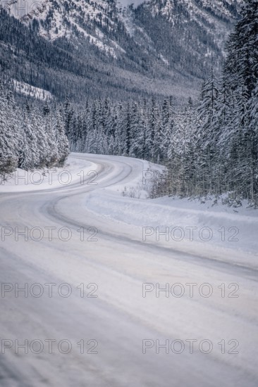 Winter road trip on the Icefields Parkway with lots of snow and ice, Banff National Park, Jasper National Park, Alberta, Canada