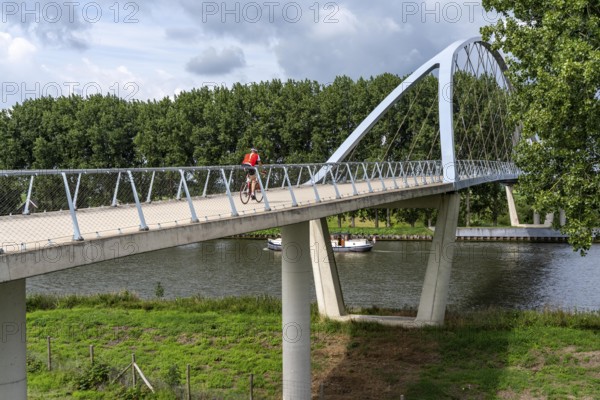 The Liniebrug, bicycle and pedestrian bridge over the Amsterdam-Rhine Canal near the village of Nigtechtew, spans the shipping canal at around 104 metres, the ramps on both sides of the canal are a good 500 metres long, gentle ascent for cyclists, connects various cycle paths south of Amsterdam, Netherlands