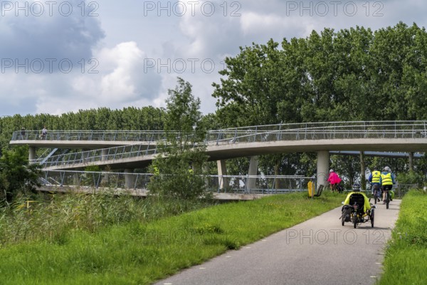 Ramp on the Liniebrug, bicycle and pedestrian bridge over the Amsterdam-Rhine Canal near the village of Nigtechtew, spans the shipping canal at around 104 metres, the ramps on both sides of the canal are a good 500 metres long, gentle ascent for cyclists, connects various cycle paths south of Amsterdam, Netherlands