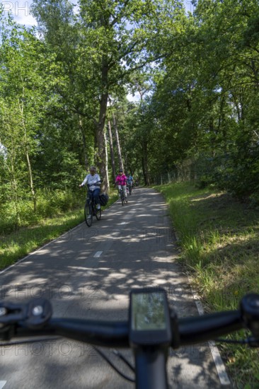 Long-distance cycle path F28, so-called Doorfietsroute, through cycle path, in the province of Utrecht, connects the city of Utrecht, as well as 4 municipalities and the city of Amersfoort, part of a cycle path network, 21 km long, mostly illuminated, mostly without crossings, pure cycle path, marked with red asphalt in town crossings, bicycles have priority over cars, completed in June 2025, Netherlands