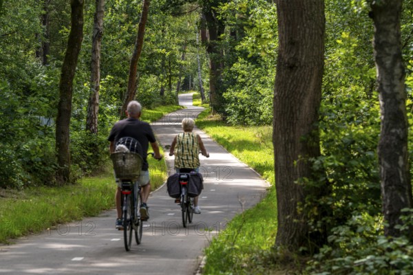 Long-distance cycle path F28, so-called Doorfietsroute, through cycle path, in the province of Utrecht, connects the city of Utrecht, as well as 4 municipalities and the city of Amersfoort, part of a cycle path network, 21 km long, mostly illuminated, mostly without crossings, pure cycle path, marked with red asphalt in town crossings, bicycles have priority over cars, completed in June 2025, Netherlands