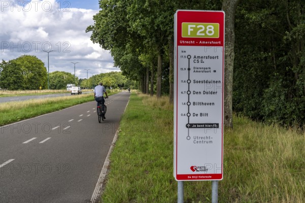 Long-distance cycle path F28, so-called Doorfietsroute, through cycle path, in the province of Utrecht, connects the city of Utrecht, as well as 4 municipalities and the city of Amersfoort, signposting, part of a cycle path network, 21 km long, mostly illuminated, mostly without crossings, pure cycle path, marked with red asphalt in town crossings, bicycles have priority over cars, completed in June 2025, Netherlands