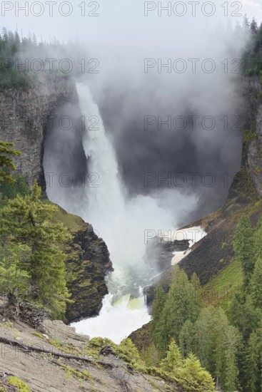 Helmcken Falls waterfall, Murtle River, Wells Gray Provincial Park, British Columbia, Canada