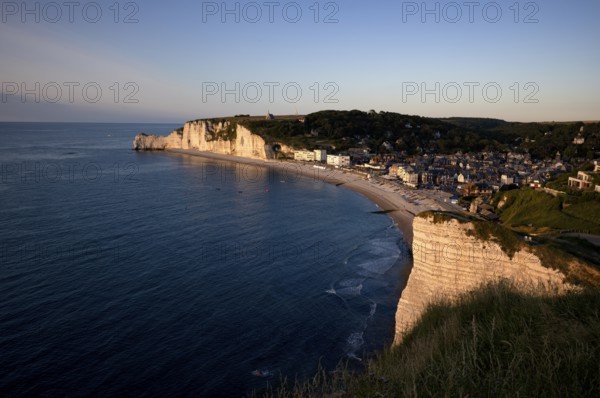 Rock arch Falaise or Porte d'Amont, beach, church Chapelle Notre Dame de la Garde, Étretat, sea, steep coast, cliffs, chalk cliffs, alabaster coast, La Côte d'Albâtre, evening mood, Normandy, Seine-Maritime, France