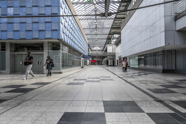 City C shopping centre, City Center, in the city centre of Leverkusen, older shopping centre from the 1960s, completely vacant, designed as a shopping centre, space for offices, services, flats, parking, vacant, to be completely refurbished, but no investors yet, North Rhine-Westphalia, Germany