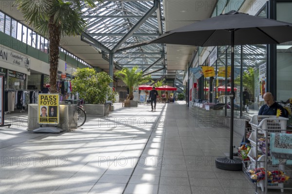 Shopping mall Die Luminaden, in the city centre of Leverkusen, older shopping centre from 1972, with many vacancies and cheap shops, North Rhine-Westphalia, Germany