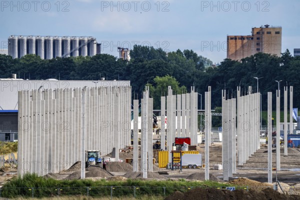 Construction of a new logistics hall on the Mercatroinsel, Hall 2, next to an existing hall, approx. 25, 000 square metres in size, in Duisburg-Ruhrort, shell construction, North Rhine-Westphalia, Germany