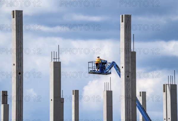 Construction of a new logistics hall on the Mercatroinsel, Hall 2, next to an existing hall, approx. 25, 000 square metres in size, in Duisburg-Ruhrort, shell construction, North Rhine-Westphalia, Germany