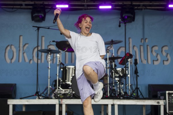 Eva Sauter, singer of the band ok.danke.tschüss at the Highfield Festival on Sunday, Störmthaler See, 18.08.2024