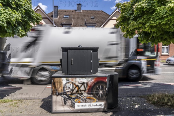 Semi-stationary speed camera in Nobelstraße, in the Wiesdorf district of Leverkusen, Bayer AG's Werkssiedlung II, heritage-protected building, used by the city of Leverkusen, model TraffiStar S350, semi-station V3, from Jenoptik, the device is temporary, self-sufficient for up to a week, at various measuring points, can measure and flash in 2 directions, laser measuring technology, data is sent to the city via mobile radio, is installed on a protected trailer, also known as an armoured speed camera, here a 30km/h zone, North Rhine-Westphalia, Germany