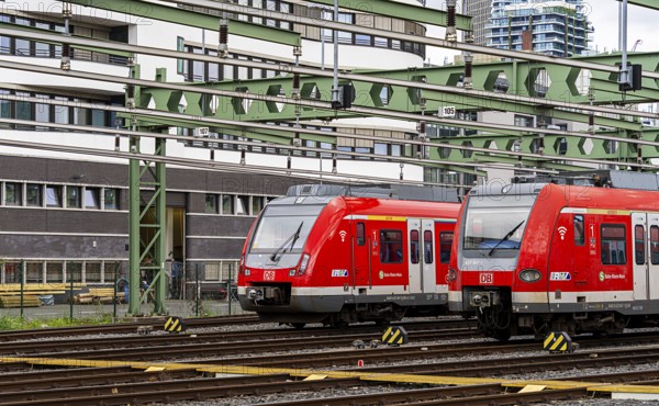 Bridge at Camberger Straße, Galluswarte, Deutsche Bahn, tracks and trains, Frankfurt am Main, Hesse, Germany