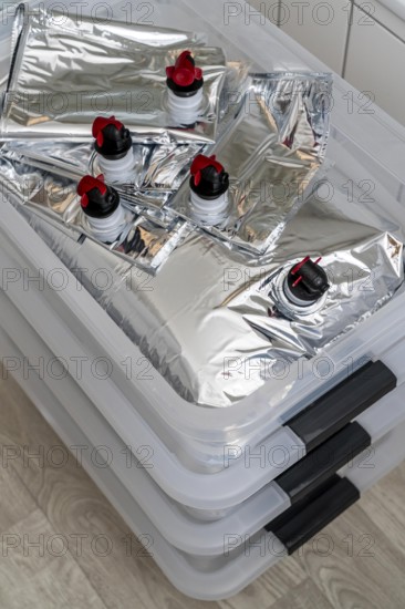 10 litre water bag, for storing drinking water at home, as an emergency reserve in the event of a blackout or similar, lightweight, foldable, reusable bag made of multi-layer film, with tap, for long-term storage of up to one year, recommended 3 litres of drinking water per person, for 10 days of storage