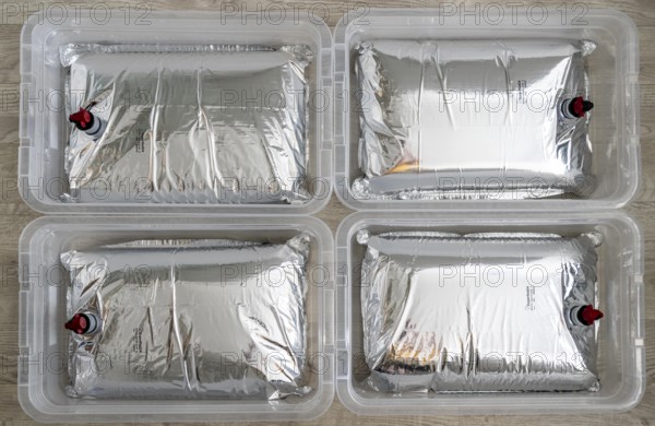 10 litre water bag, for storing drinking water at home, as an emergency reserve in the event of a blackout or similar, lightweight, foldable, reusable bag made of multi-layer film, with tap, for long-term storage of up to one year, recommended 3 litres of drinking water per person, for 10 days of storage