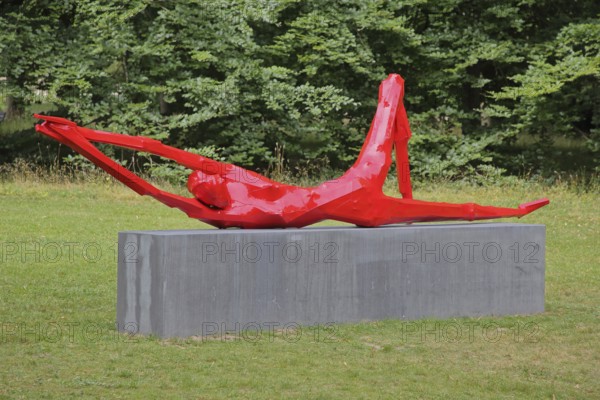 Sculpture beef early by Georg Herold 2012, Blickachsen 14, Modern Art, red female reclining figure with long arms and legs, athletic, gymnastics, limbs, cubic, female figure, spa gardens, Bad Homburg, Taunus, Hesse, Germany
