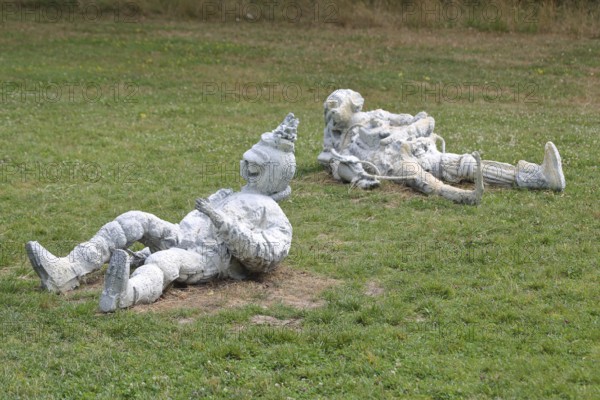 Sculpture Astronauts by Pawel Althamer 2023, Blickachsen 14, modern art, astronaut lying in the lawn, bizarre, strange, spa garden, Bad Homburg, Taunus, Hesse, Germany